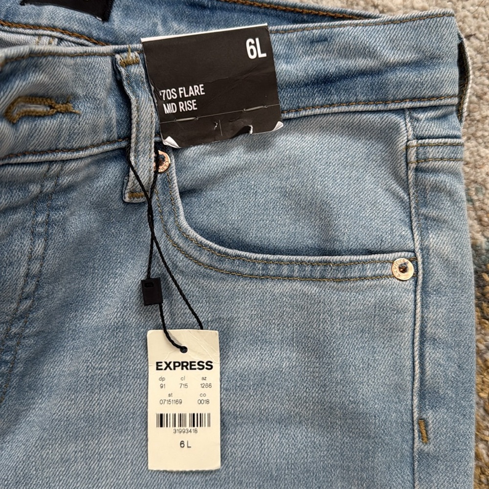 Express Women's 70’s flare mid rise jean - Picture 2 of 2